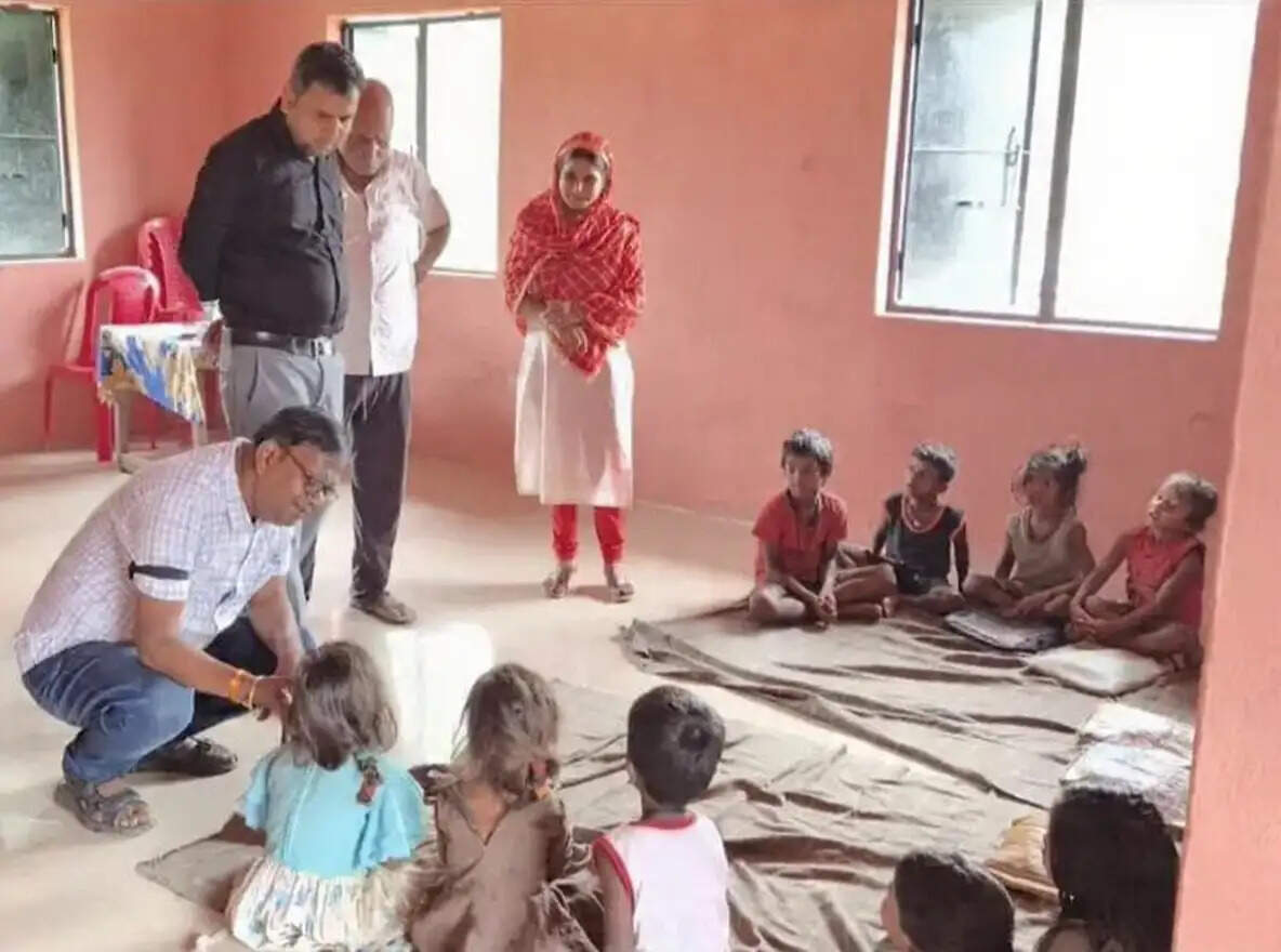 आंगनवाड़ी केंद्र में बिना ड्रेस पहुंचे सभी बच्चे,बीडीओ ने जताई नाराजगी