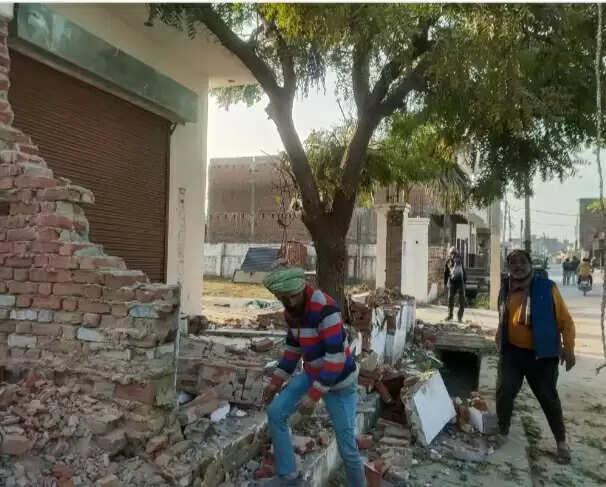 संभल में बुलडोजर का खौफ, शर्की कर्बला रोड के अवैध कब्जेदारों ने अपने मकानों पर चलाया हथौड़ा