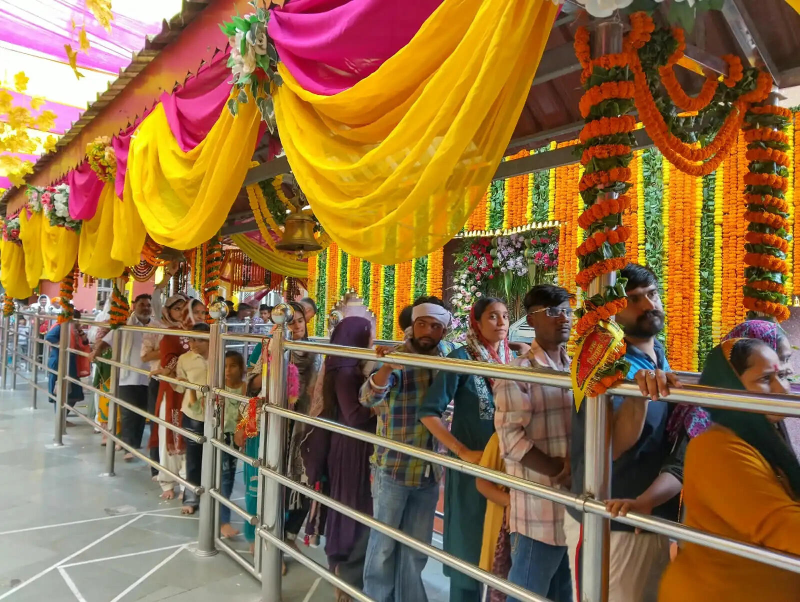 माता बाला सुंदरी मंदिर त्रिलोकपुर में उमड़ा श्रद्धा का सैलाब, 30 हजार लोगो ने किये दर्शन&nbsp;