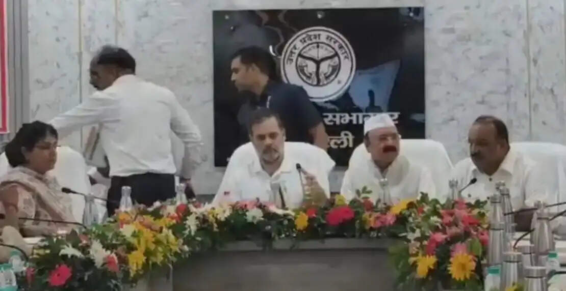 राहुल गांधी की अध्यक्षता में 'दिशा' की बैठक शुरु , सपा विधायकों ने सरकार की जन विराेधी नीतियाें के खिलाफ लगाए नारे, लहराईं तख्तियां