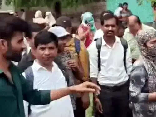 फरीदाबाद में फिल्म एक्टर अनिल कपूर के दामाद की कंपनी में प्रदर्शन