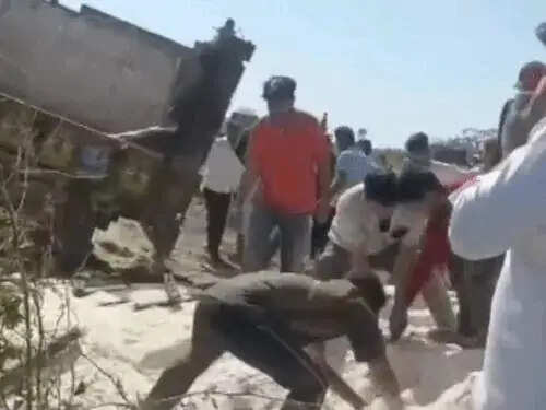 नमक से भरी ट्रैक्टर-ट्रॉली पलटने से बाइक सवार दो दोस्तों की मौत