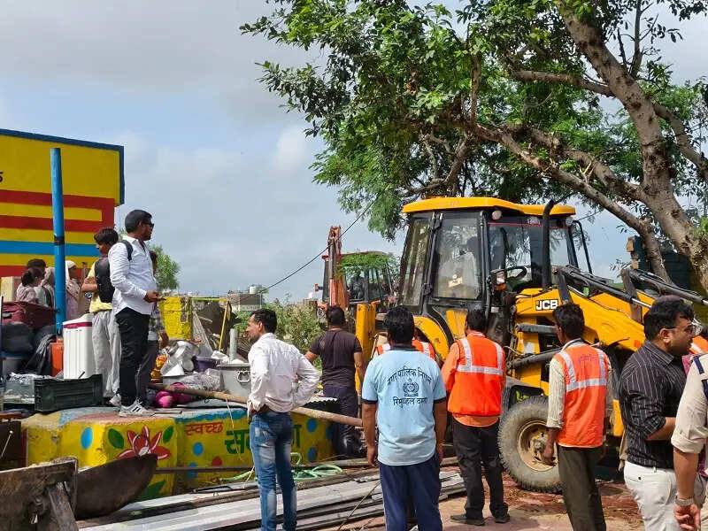 इंदौरः प्रशासन की बड़ी कार्रवाई, ग्राम खजराना में 80 करोड़ रुपये मूल्य की शासकीय भूमि अतिक्रमण मुक्त