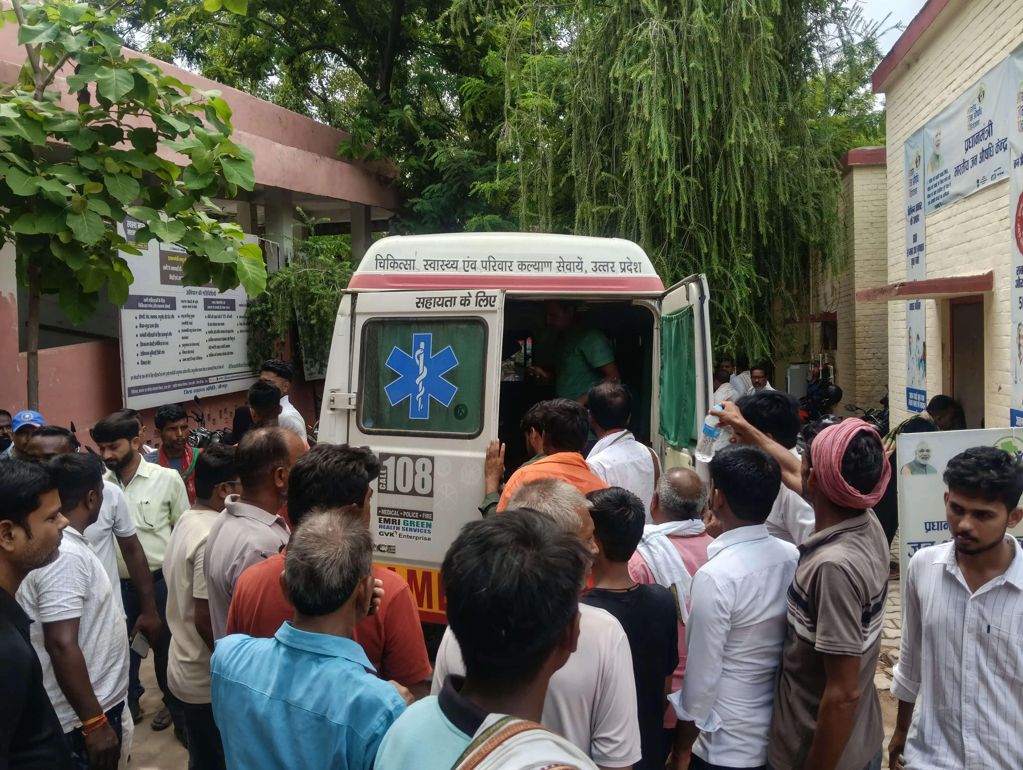 स्कूल वैन खाई में पलटी, एक दर्जन से अधिक बच्चे घायल; गंभीर रूप से घायल एक छात्र प्रयागराज रेफर, चालक की लापरवाही का आरोप