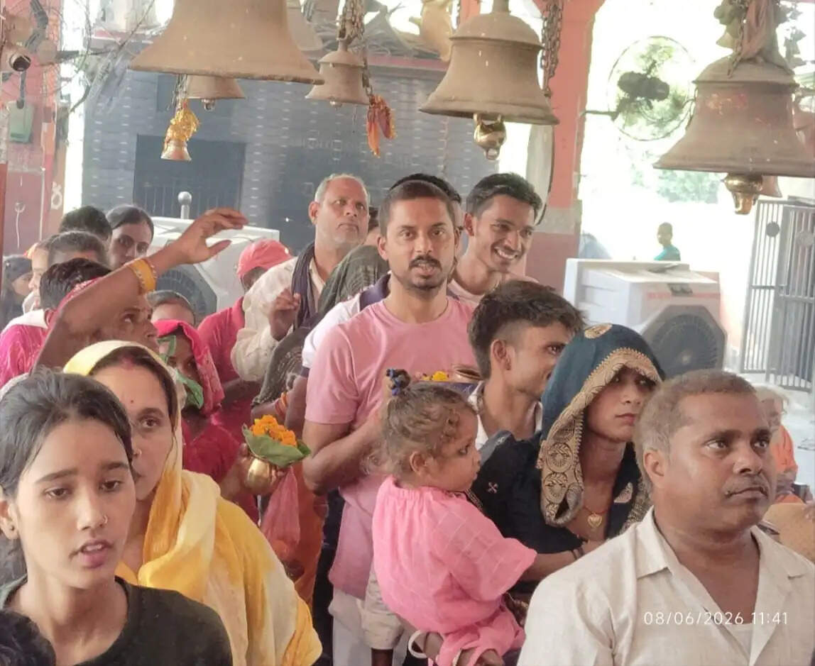 मीरजापुर के बदेवरा नाथ में दर्शन करने पहुंचे हजारों श्रद्धालु, भस्म पाने के लिए दिखे आतुर