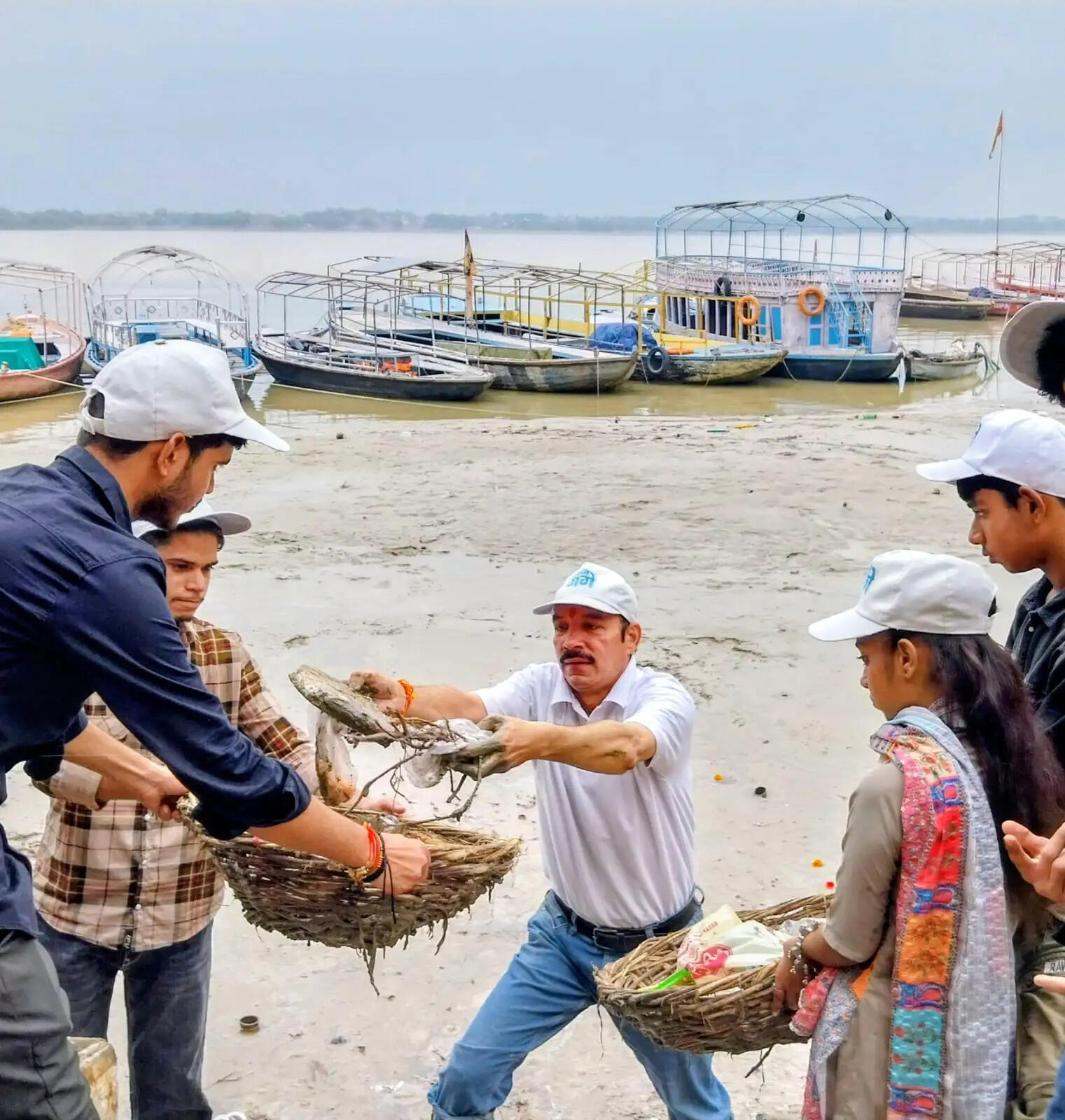 वाराणसी : गंगा में बाढ़ कम होने के साथ घाटों पर सफाई शुरू, स्वच्छता ही सेवा अभियान का संदेश