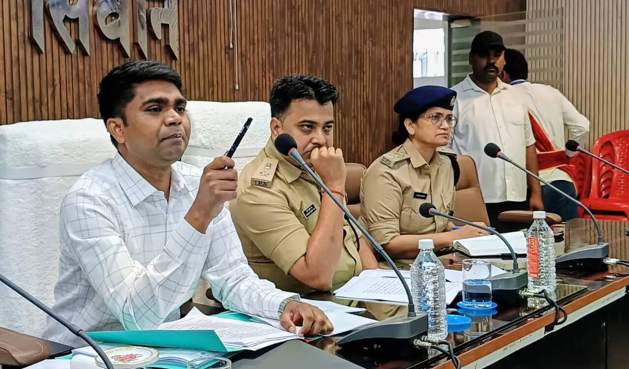 सुप्रीम कोर्ट के आदेश पर सीवान प्रशासन सख्त, हाईवे पर अतिक्रमण और अवैध पार्किंग पर चलेगा बुलडोजर