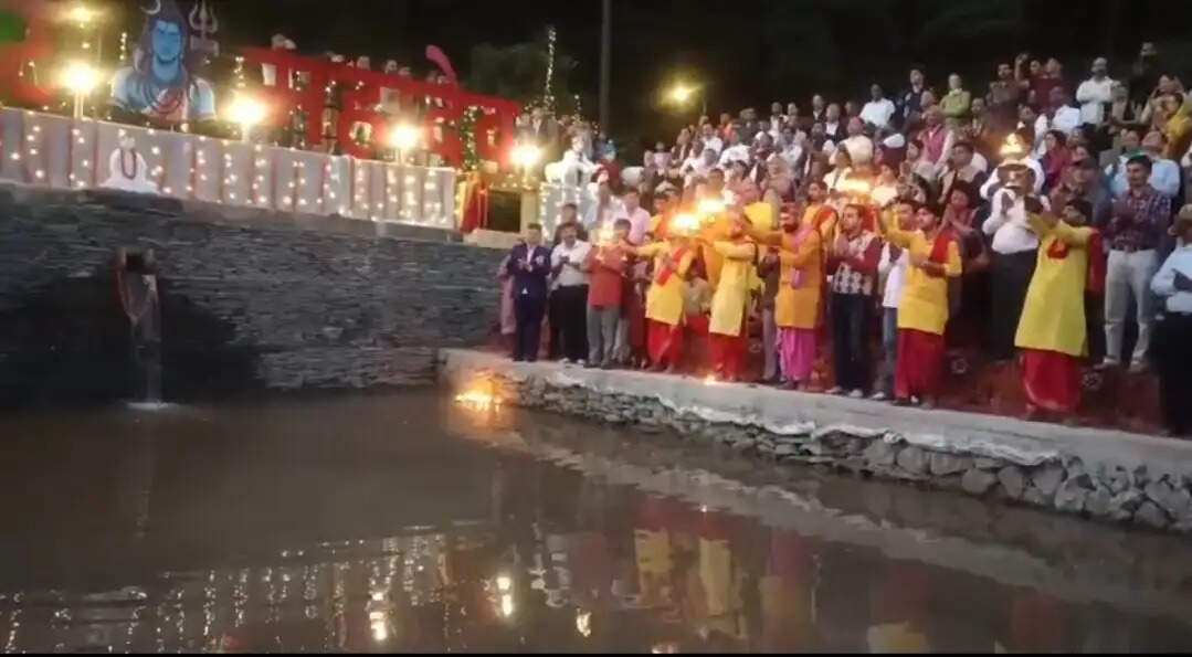 पहली बार महा आरती के साथ शुरू हुआ राधा अष्टमी डल मेला, श्रद्धा और भक्ति से सराबोर हुआ डल झील परिसर
