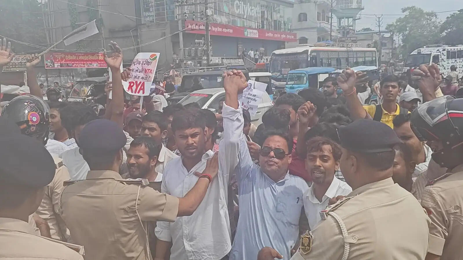 मधेपुरा में बिहार बंद के दौरान छात्रों का प्रदर्शन, समाहरणालय घेराव से पहले पुलिस ने करीब डेढ़ दर्जन छात्रों को किया डिटेन