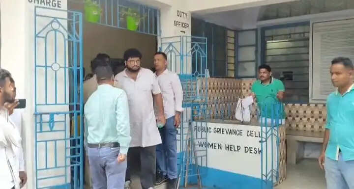 तृणमूल के पूर्व युवा नेता सौमित्र बनर्जी गिरफ्तार, अदालत ले जाते समय फेके गए अंडे