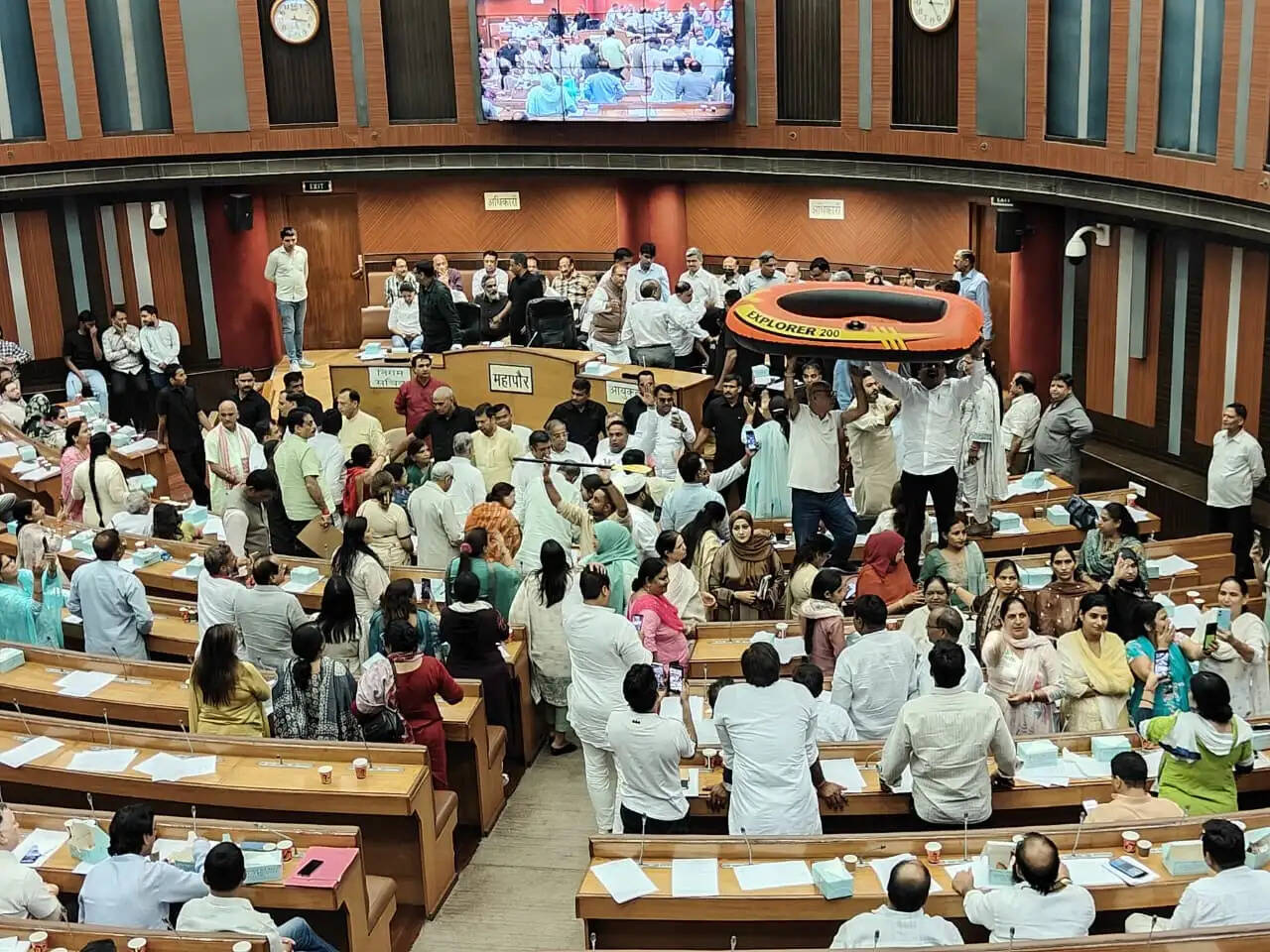एमसीडी सदन में नाव लेकर पहुंचे आआपा पार्षद, जलभराव और गंदगी को लेकर सरकार पर साधा निशाना