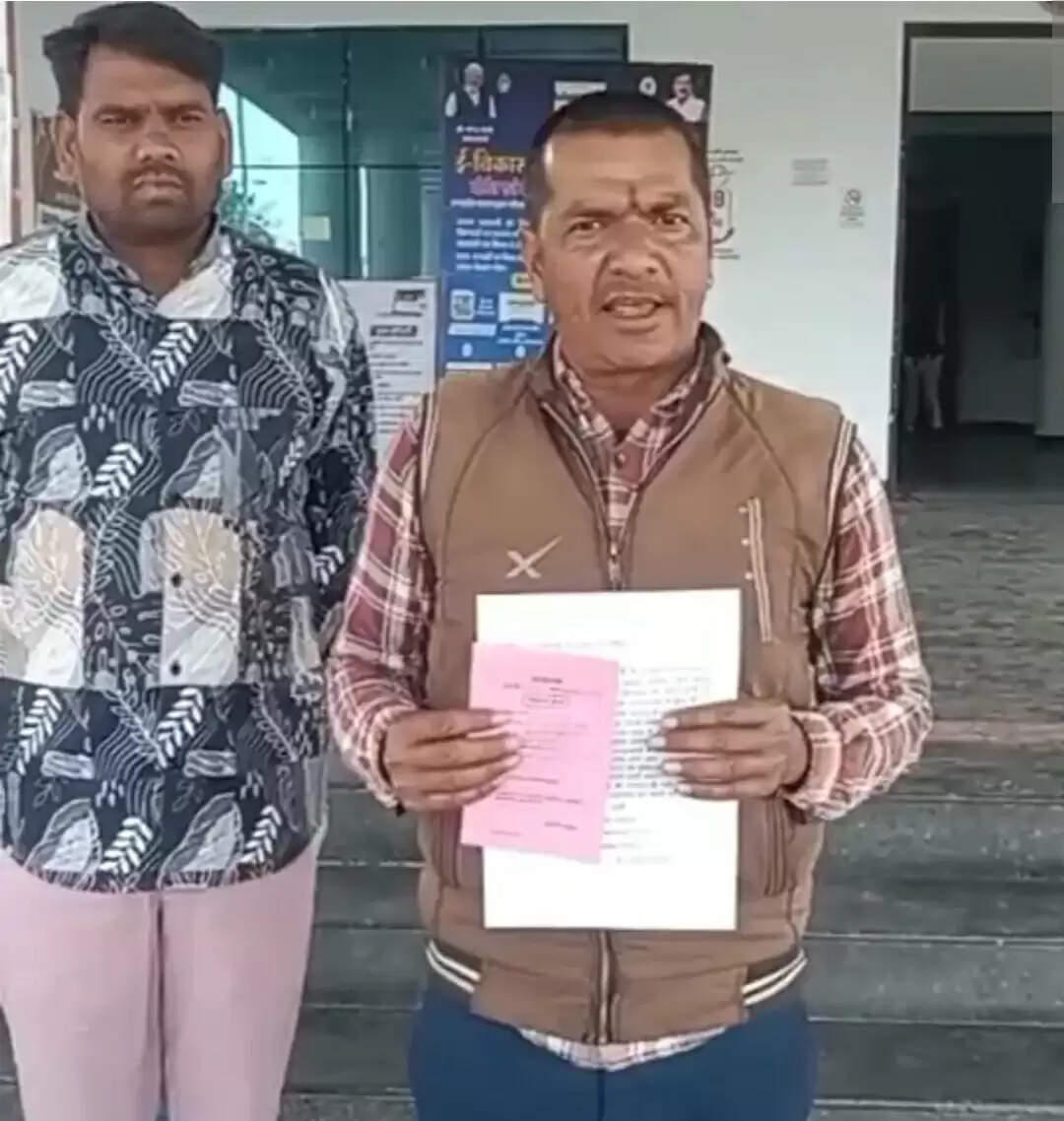 आगरमालवाः जनसुनवाई बंद करने का आवेदन लेकर पहुंचा युवक