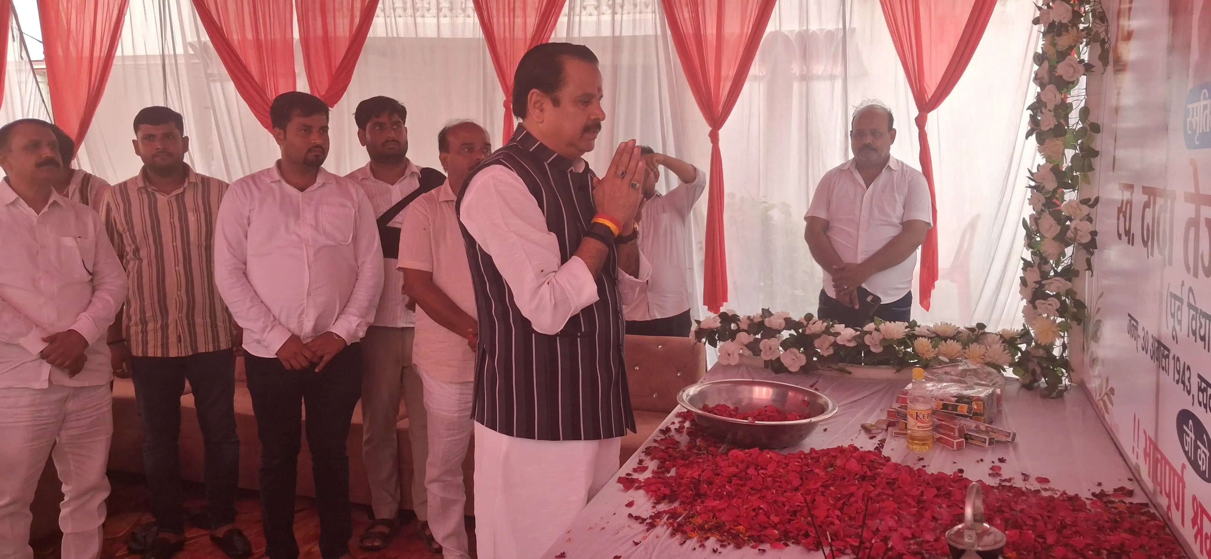 कैबिनेट मंत्री मनोज पांडेय ने पूर्व विधायक दादा तेजभान सिंह को भावभीनी को दी श्रद्धांजलि