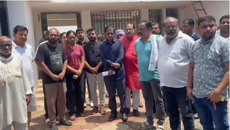 सराफा व्यवसायी की हत्या मामले में परिजनों संग अमित जोगी ने कलेक्टर को सौपा ज्ञापन, सीबीआई जांच की मांग
