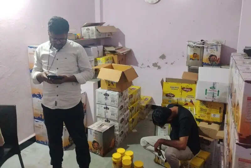 इंदौरः बिना लाइसेंस संचालित प्रतिष्ठान कराया बंद, दो दुकानों से 2165 लीटर से अधिक संदिग्ध घी जब्त