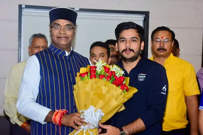 मप्रः एशियन गेम्स पदक विजेता आशी और ऐश्वर्य से मिले खेल मंत्री सारंग, बढ़ाया उत्साह