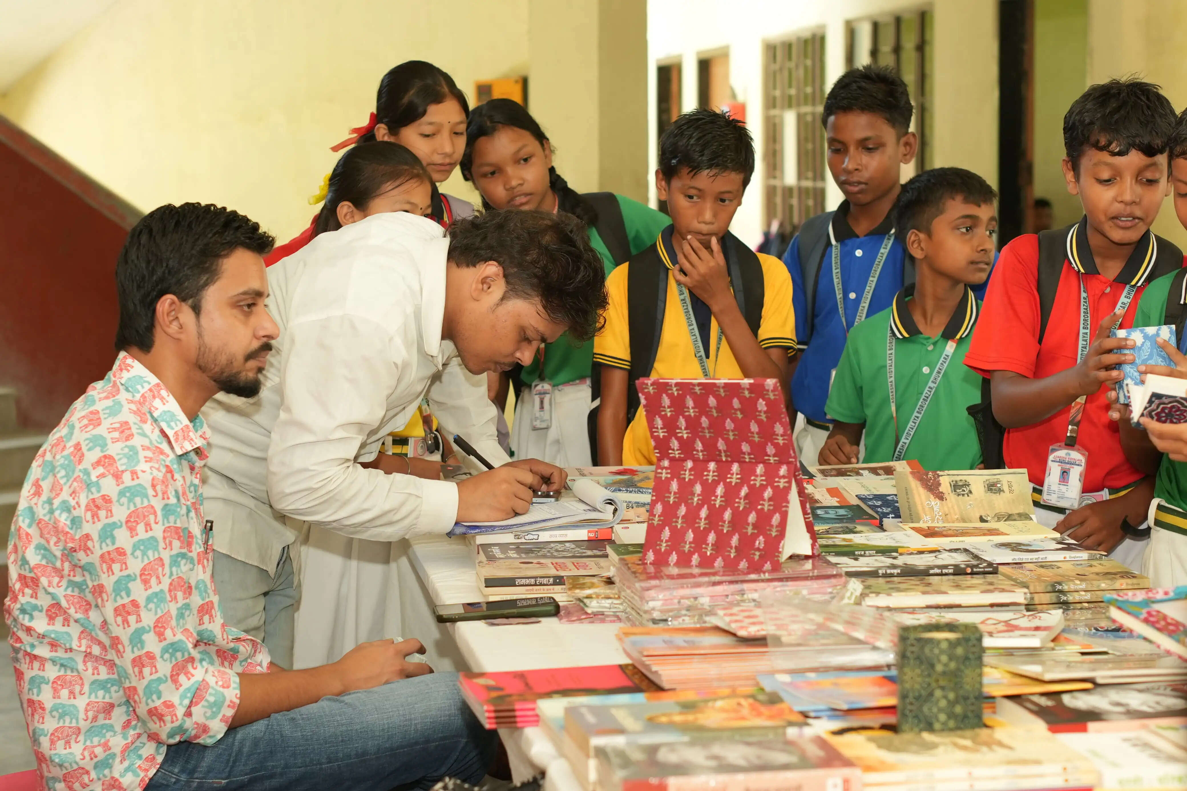 आदर्श विद्यालय, बिजनी में हिंदी पुस्तक प्रदर्शनी का आयोजन