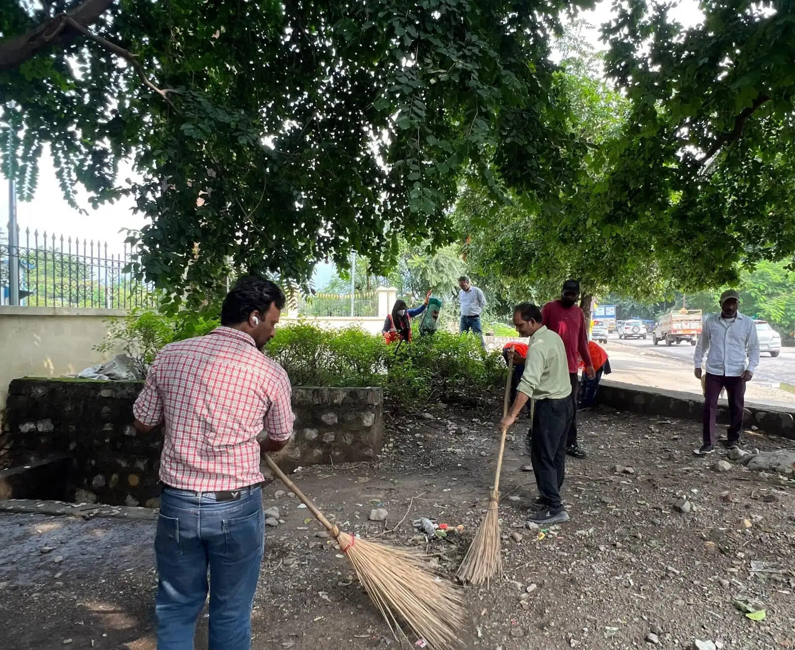 योग नगरी ऋषिकेश रेलवे स्टेशन पर चला विशेष सफाई एवं श्रमदान
