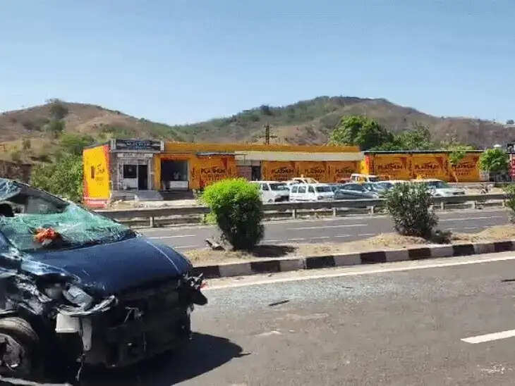 यू-टर्न पर दो कारों की भिड़ंत, युवती की मौत, चार गंभीर घायल