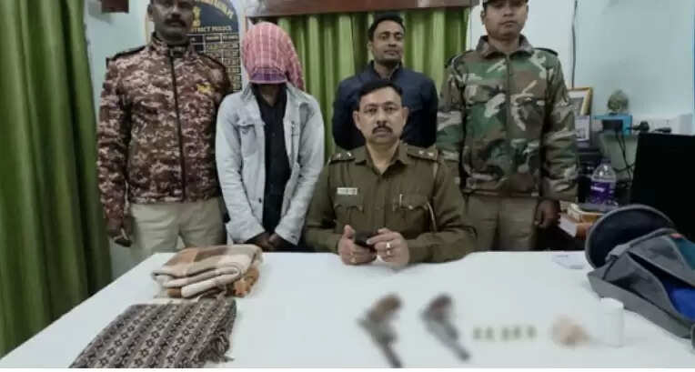 प्रधानमंत्री के मालदा दौरे&nbsp;से पहले हथियारों के साथ युवक गिरफ्तार