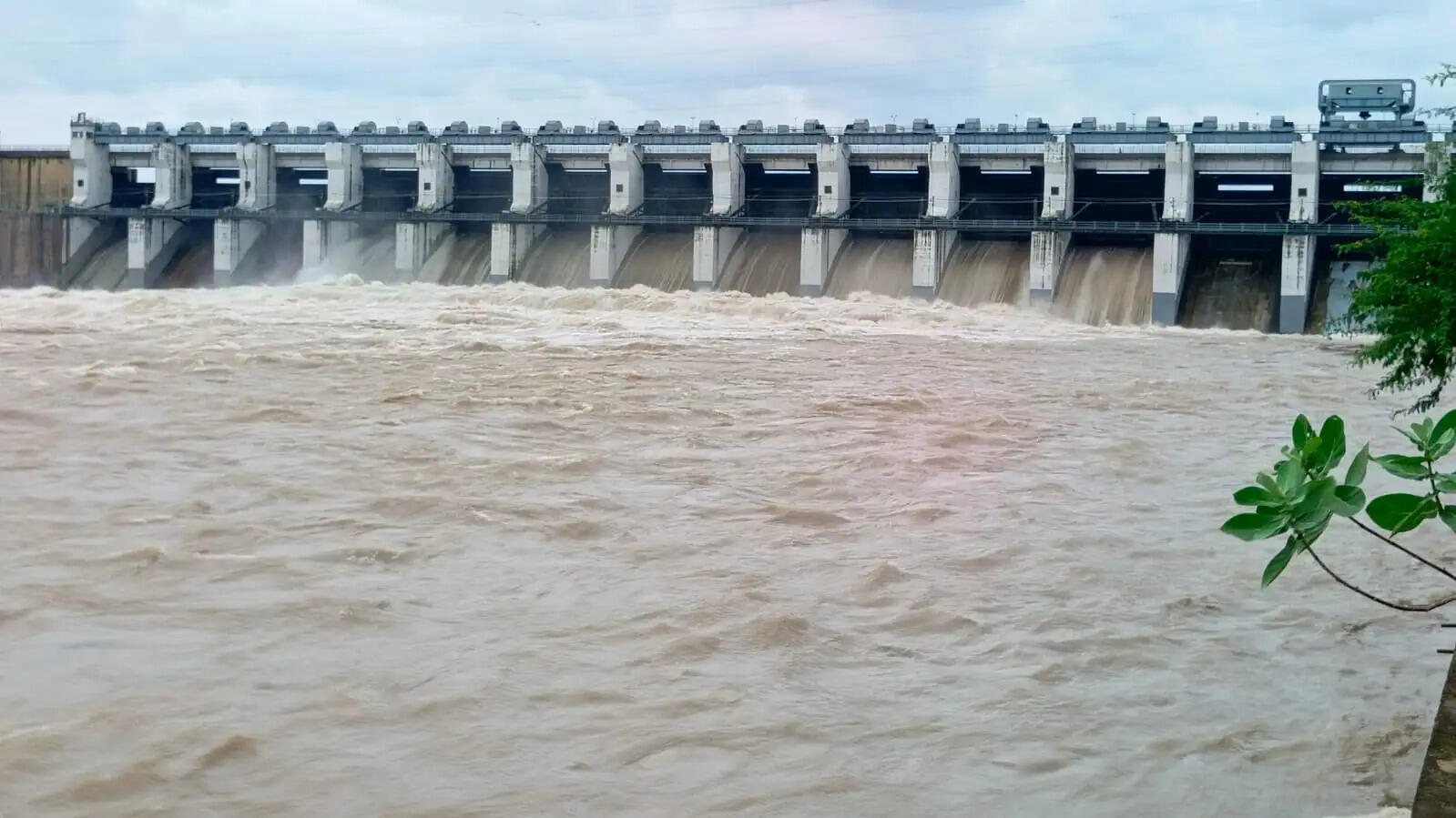 चक्रवात के असर से भारी बारिश की आशंका, गंगरेल बांध से कभी भी छोड़ा जा सकता है अतिरिक्त पानी