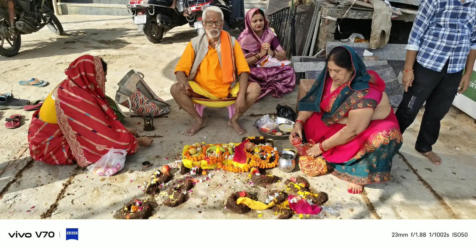 जीवित्पुत्रिका व्रत के दूसरे दिन महिलाओं ने की जूतियां माता की पूजा