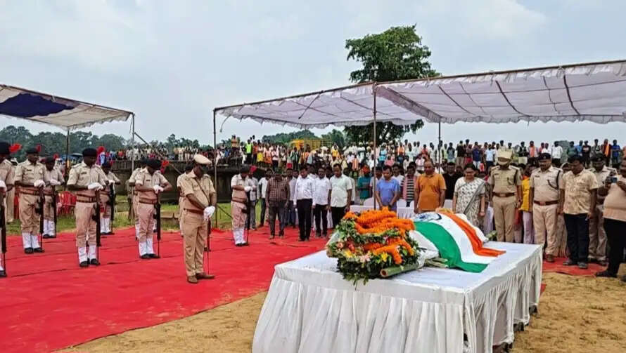 राजकीय सम्मान के साथ पूर्व मंत्री विमला प्रधान का हुआ अंतिम संस्कार, बड़े पुत्र ने दी मुखाग्नि