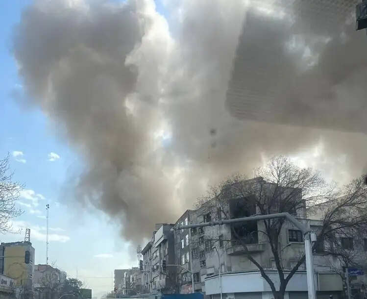 ईरान पर इजराइल और अमेरिका का हमला, खामेनई के ठिकाने पर धमाका, सुरक्षित