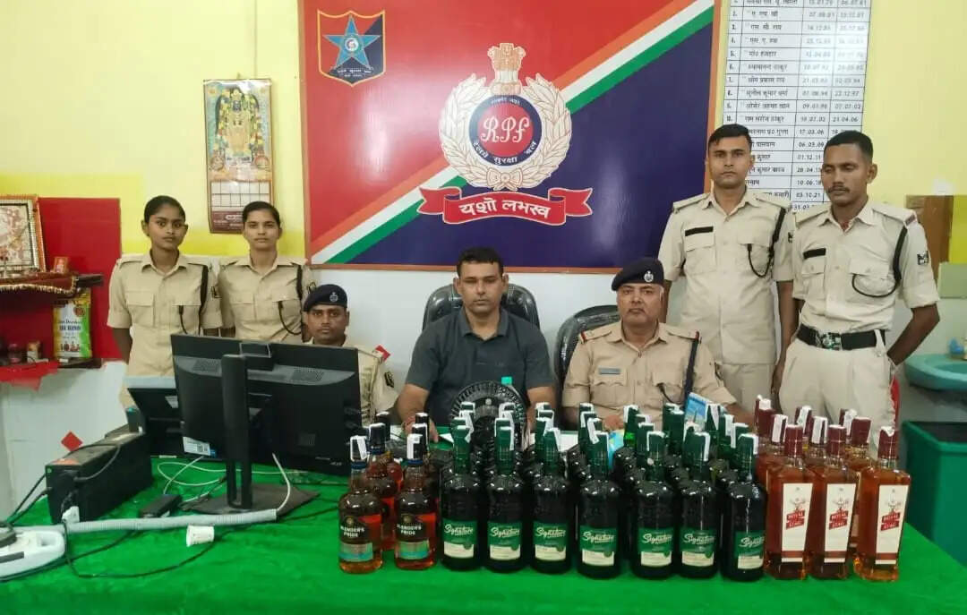 वाशिंगपिट में खाली ट्रेन के एसी कोच से 33 लीटर विदेशी शराब बरामद