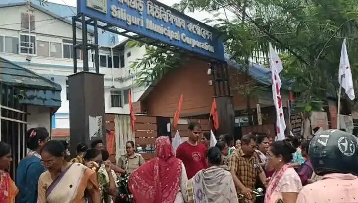अन्नपूर्णा भंडार योजना से नाम हटाने के आरोप पर सिलीगुड़ी में प्रदर्शन