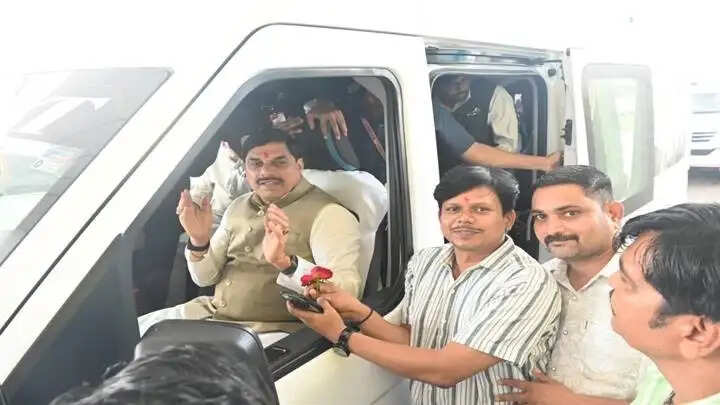 जबलपुरः ट्रेवलर वाहन से समारोह स्थल पहुंचे मुख्यमंत्री ईधन बचाने का दिया संदेश