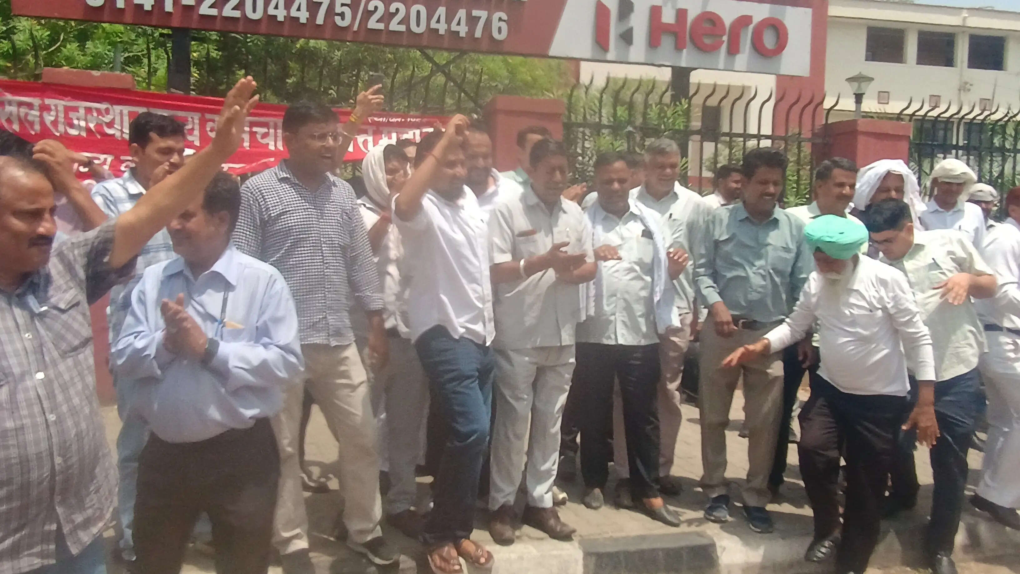 आरजीएचएस को इंश्योरेंस मोड में देने के विरोध में कर्मचारियों ने किया प्रदर्शन