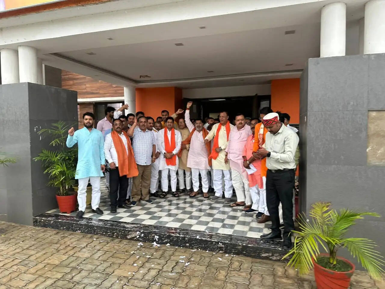 भाजपा की प्रचंड जीत पर कार्यकर्ताओं में उत्साह, गोरखपुर के क्षेत्रीय कार्यालय में मना जश्न