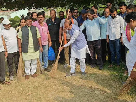 केंद्रीय मंत्री शिवराज सिंह चौहान ने गोलघर में चलाया स्वच्छता अभियान, एमएलए फ्लैट परिसर में किया पौधारोपण
