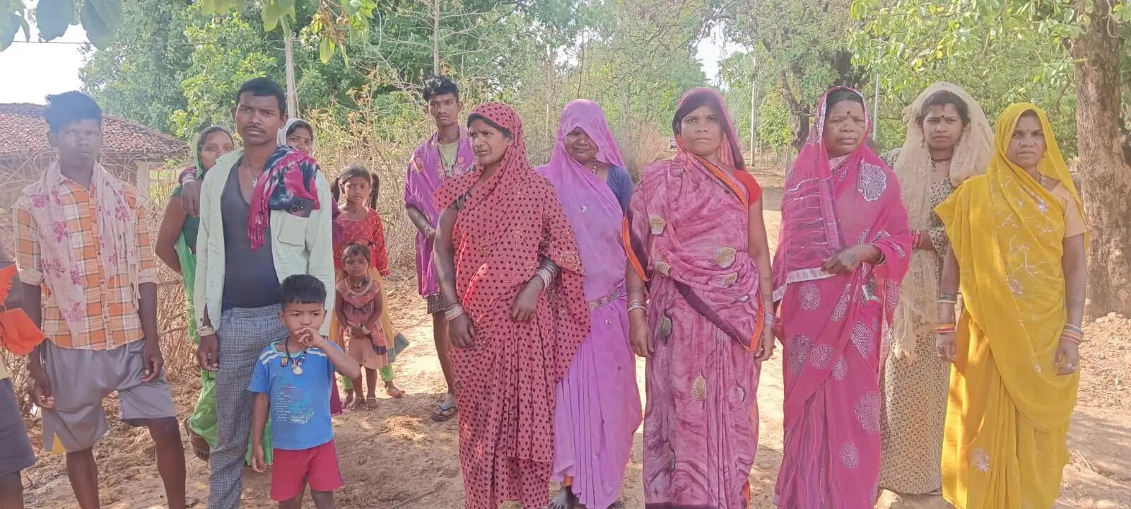 अनूपपुर: हैंडपंप खराब नदी से पानी लाने को मजबूर ग्रामीण, बंद पड़ी नल जल योजना