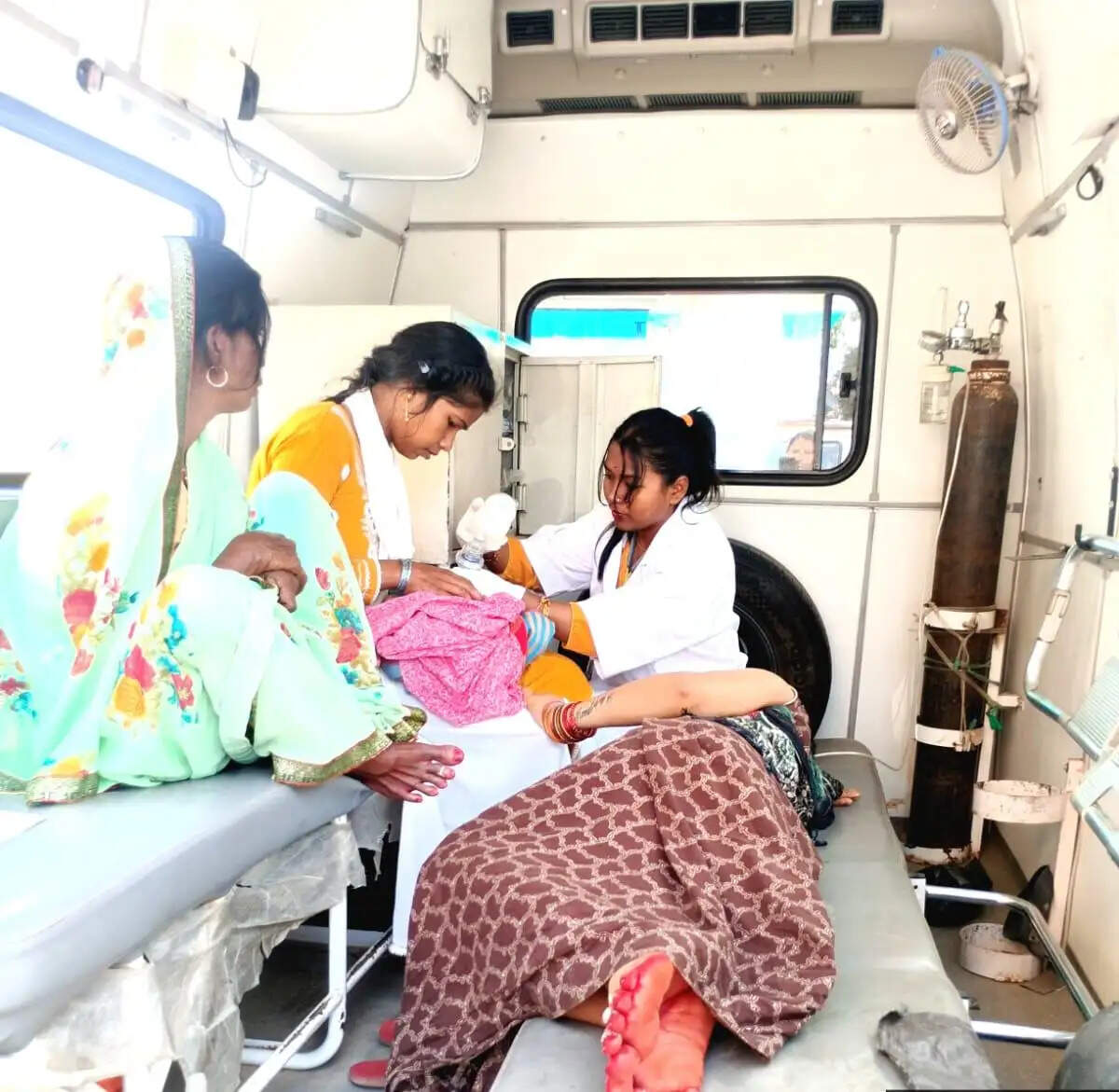 102 एंबुलेंस ईएमटी की सूझबूझ से नवजात शिशु की बची जान