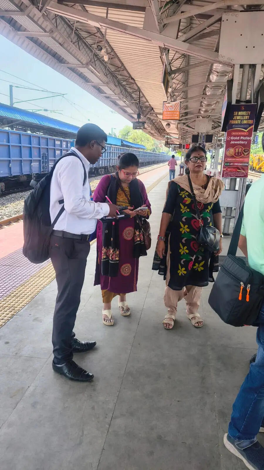 खड़गपुर मंडल में रेलवे सुरक्षा बल के साथ विशेष टिकट जांच अभियान