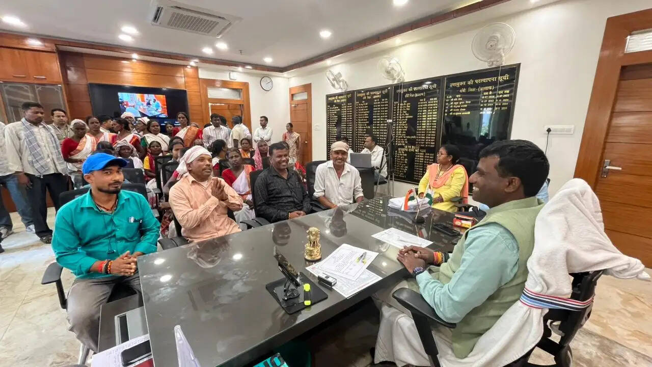 कार्य में लापरवाही पर बेड़ो अंचल निरीक्षक और कर्मचारी को शोकॉज