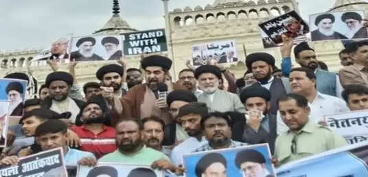 जुमे की नमाज के बाद ईरान के समर्थन में नारेबाजी