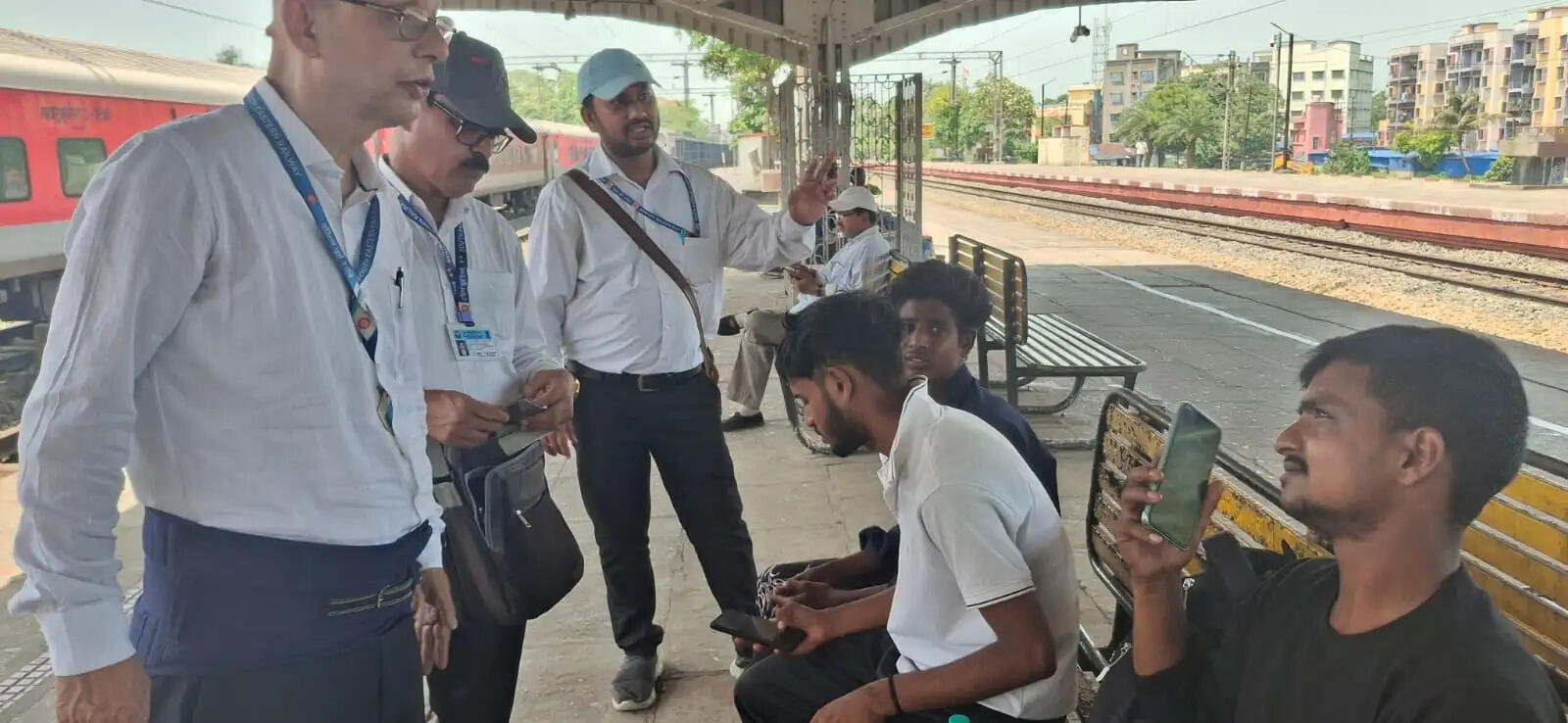 खड़गपुर मंडल में रेलवे सुरक्षा बल के साथ विशेष टिकट जांच अभियान