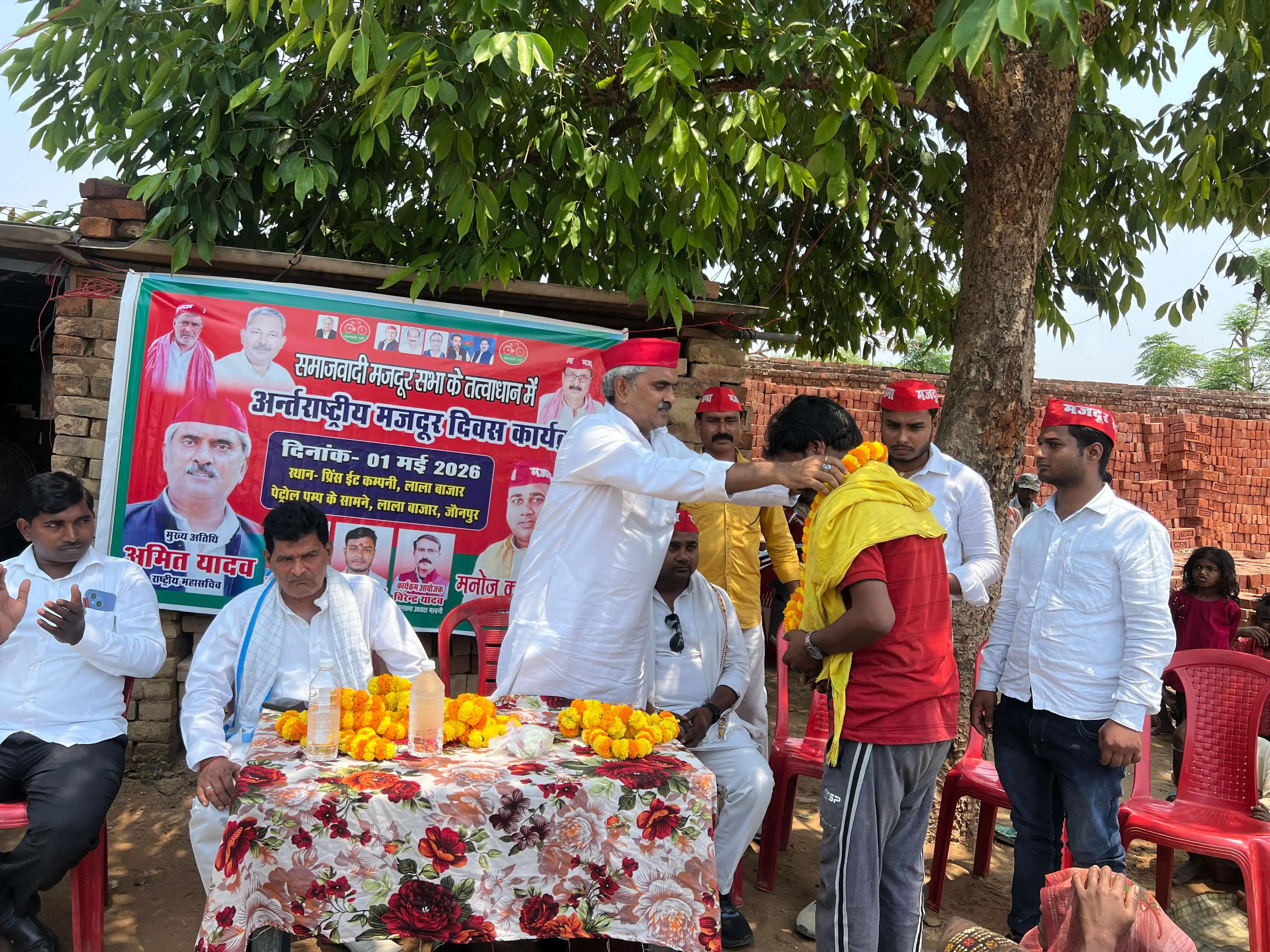 मजदूर दिवस पर जौनपुर में श्रमिकों का सम्मान, अधिकारों की रक्षा का लिया संकल्प