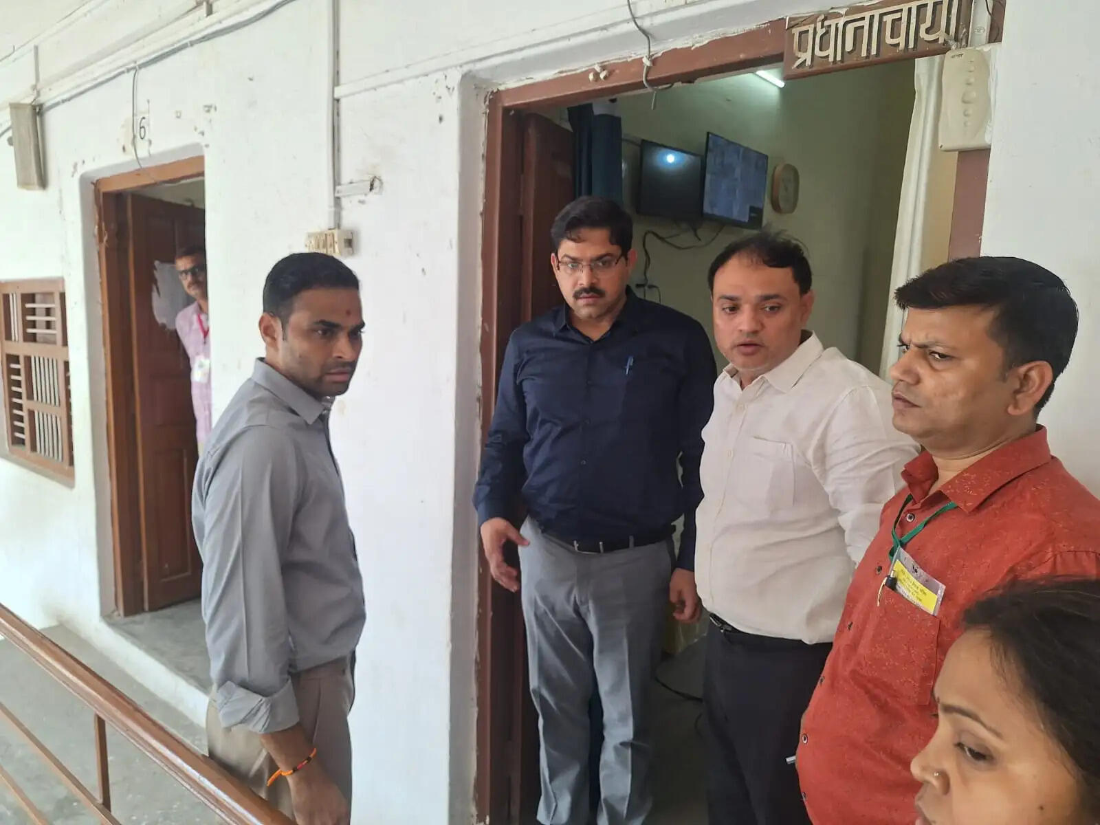 टीजीटी परीक्षा : पहली पाली में 4227 अभ्यर्थी हुए शामिल, कड़ी सुरक्षा के बीच केंद्रों का जिलाधिकारी लेते रहे जायजा