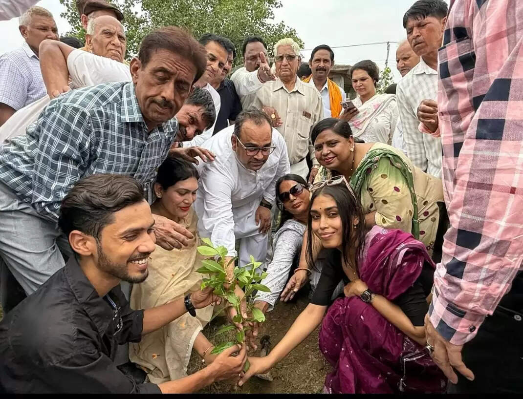 (संशोधित)'एक पेड़ मां के नाम' अभियान को दिल्ली के स्वास्थ्य मंत्री ने दी गति, विकासपुरी विधानसभा क्षेत्र में लगाए 501 पौधे