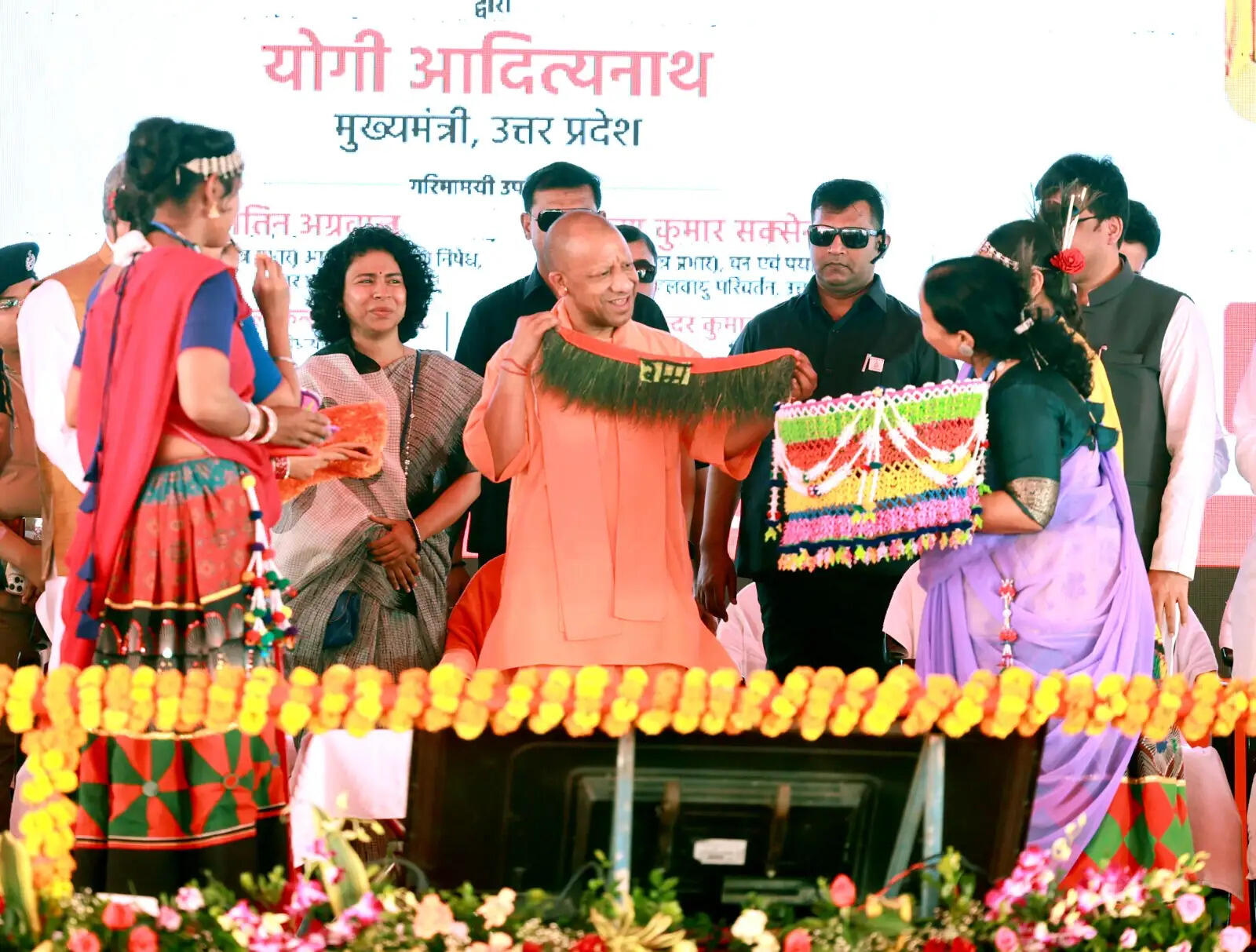 थारू समाज के लोगों पर दर्ज मुकदमे वापस लेगी सरकारः मुख्यमंत्री