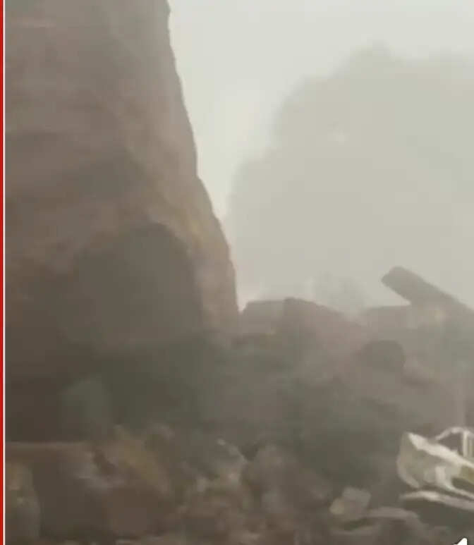 मेघालय के शिलांग–दाउकी मार्ग पर भीषण भूस्खलन, वाहन दबा, चालक लापता