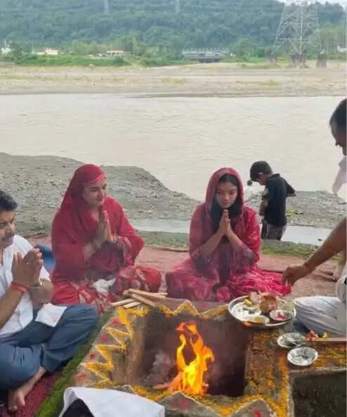 वरिष्ठ नेता एवं विधायक सुखराम चौधरी के शीघ्र स्वास्थ्य लाभ के लिए मां यमुना के तट पर महामृत्युंजय पाठ और हवन