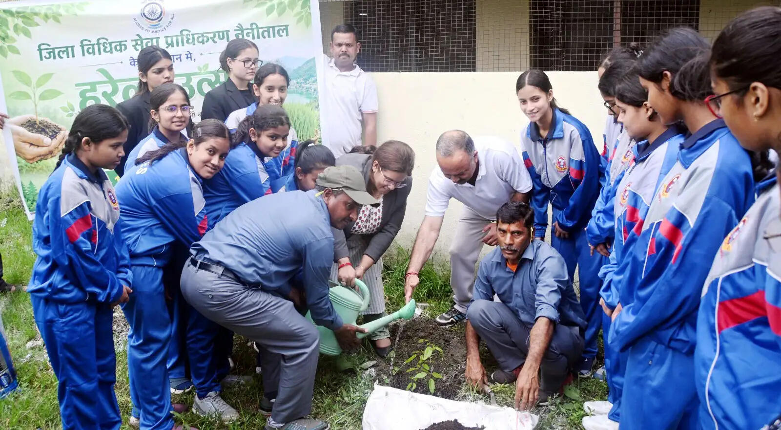 हरेला पर जनभागीदारी के साथ पर्यावरण संरक्षण का लिया संकल्प