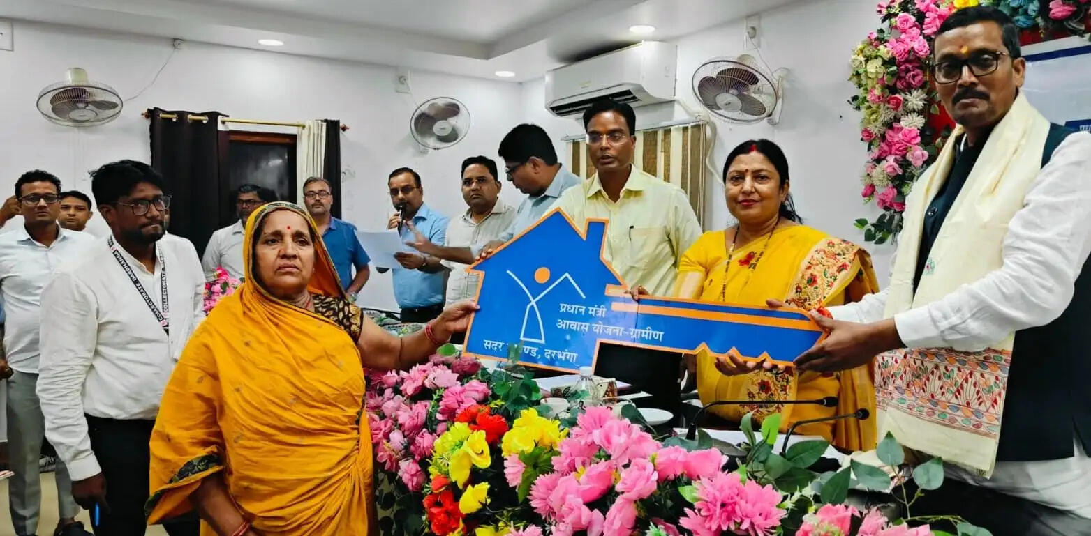 पीएम आवास योजना-ग्रामीण के तहत 17,579 आवास पूर्ण, लाभुकों को सौंपी गई आवास की चाबी