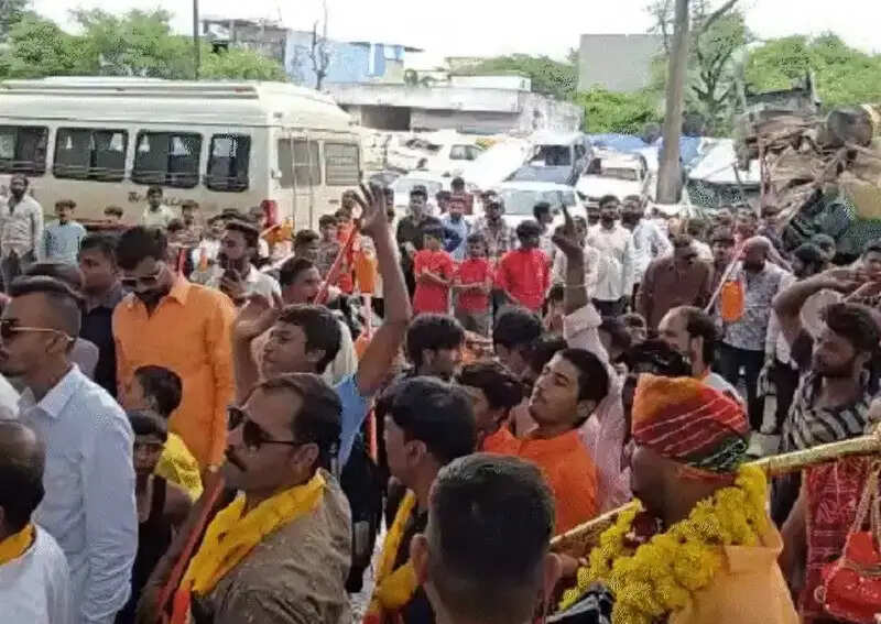 मप्र के इंदौर में भगवान भोलेनाथ पर आपत्तिजनक टिप्पणी के विरोध में प्रदर्शन, कांवड़ियों ने किया थाने का घेराव