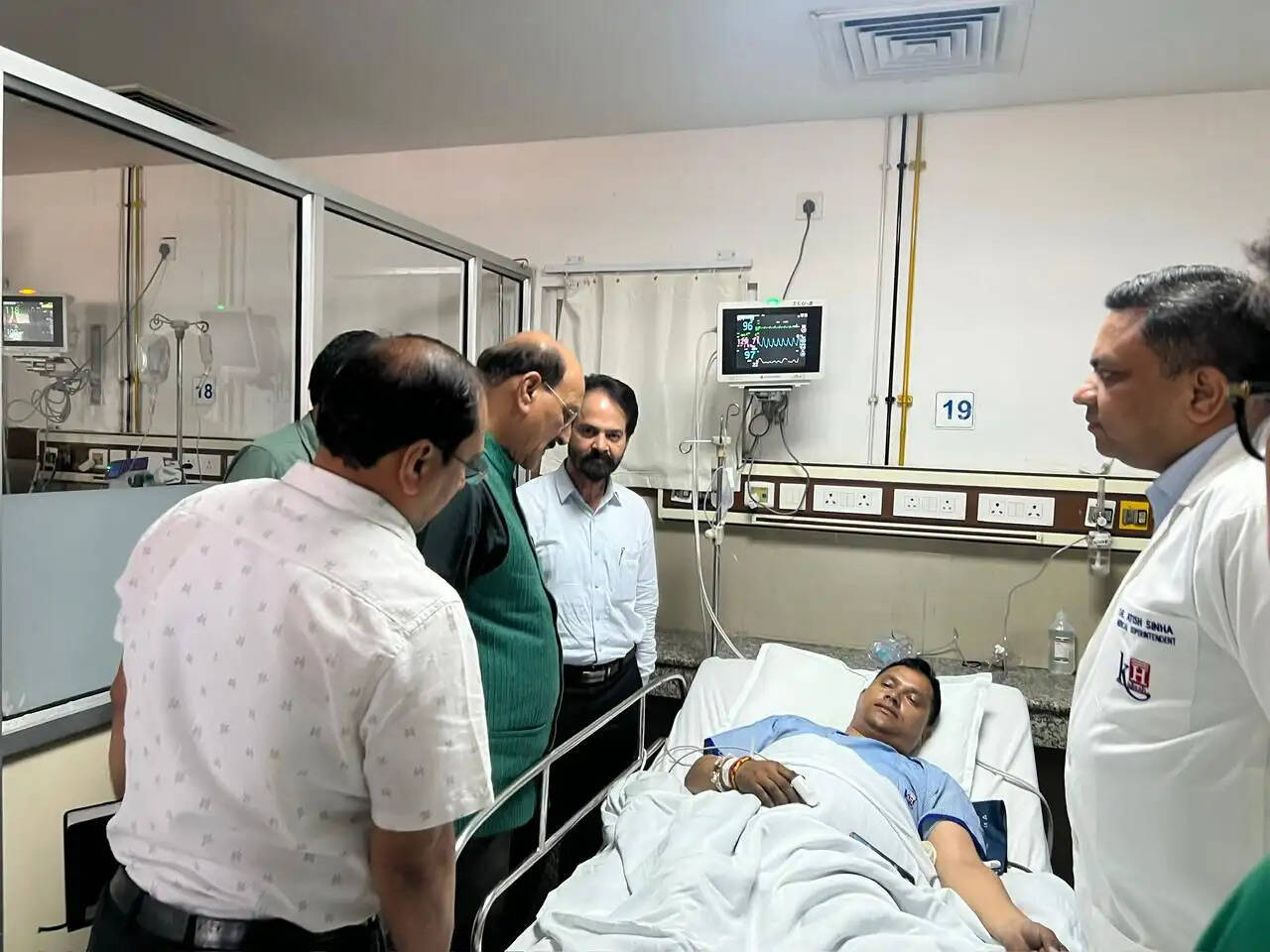 पेनेसिया हॉस्पिटल अग्निकांड में झुलसे लोगों का स्वास्थ्य मंत्री ने जाना हाल